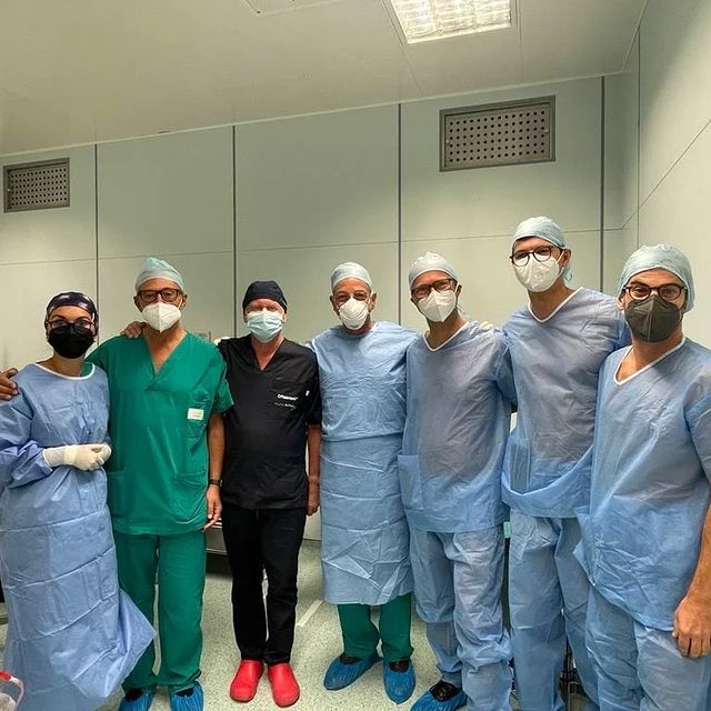 L'equipe del dottor Marco Pileri, responsabile della UOSD di chirurgia vitreoretinica (Instagram)