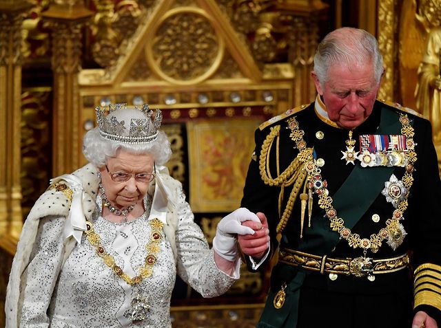 Queen Elisabeth insieme al figlio Carlo, adesso re (Instagram)