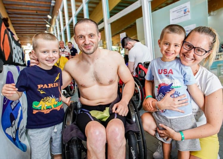Marco Dolfin, chirurgo torinese 41enne e atleta paralimpico, con la moglie Samanta e i gemelli Mattia e Lorenzo