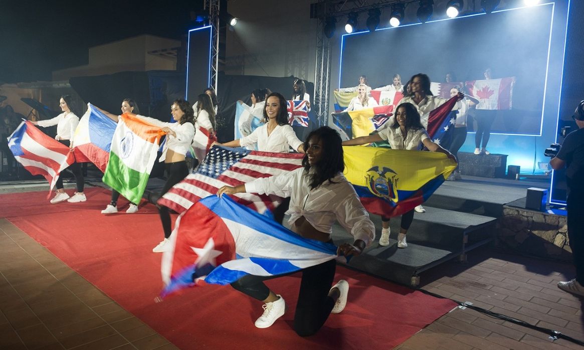 Il ballo delle bandiere di tutto il mondo durante "Miss Progress International"