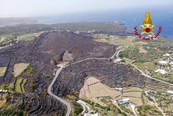 L'incendio a Pantelleria (Vigili del Fuoco - Ansa)