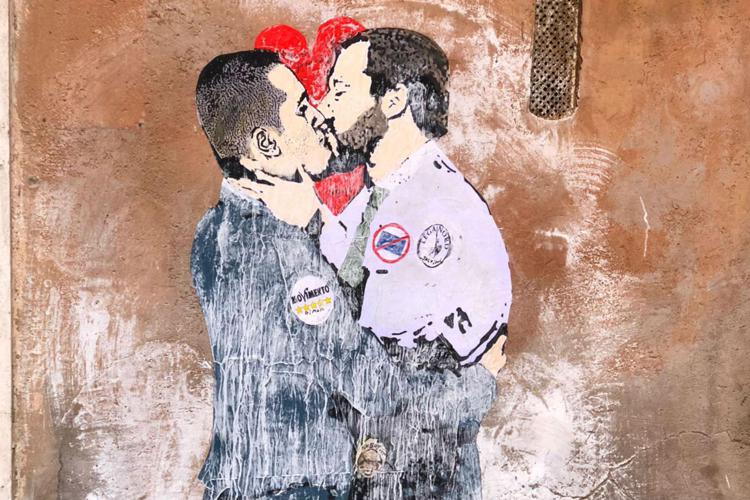 Il famoso bacio tra Salvini e Di Maio (Instagram)