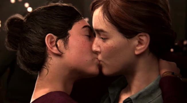 Ellie bacia l'amica Riley nel videogioco “The Last of Us: Left Behind”