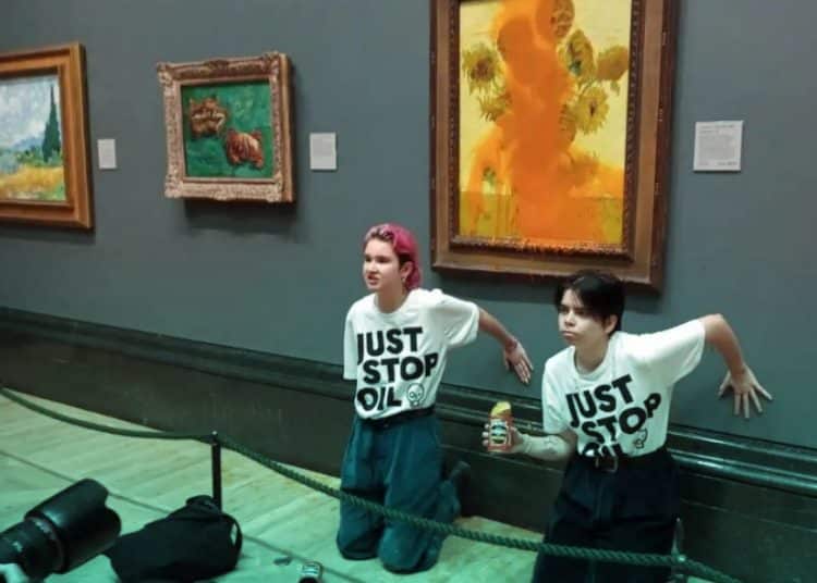 Le due giovani attiviste che hanno gettato della salsa di pomodoro contro I Girasoli di Van Gogh