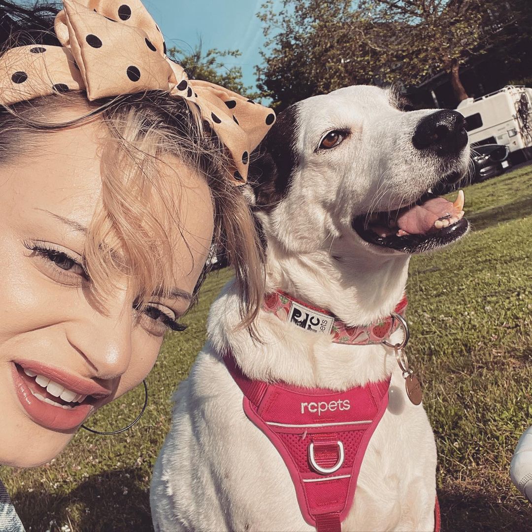 Un selfie di Ruth Codd con il cane Betty (Instagram)