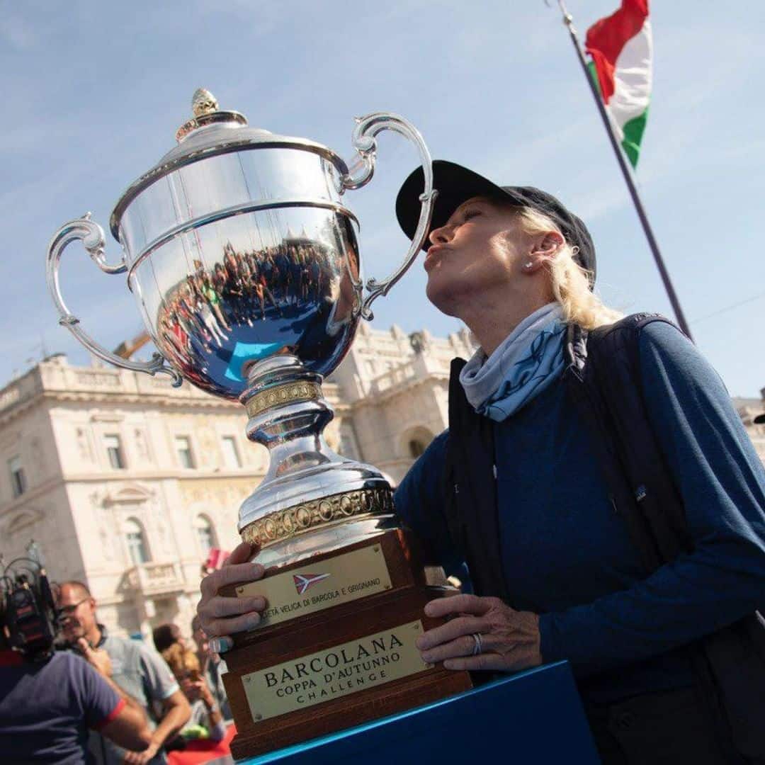 Wendy Schmidt, velista americana, con la sua Deep Blue ha vinto la 54esima edizione della Barcolana (Ansa)
