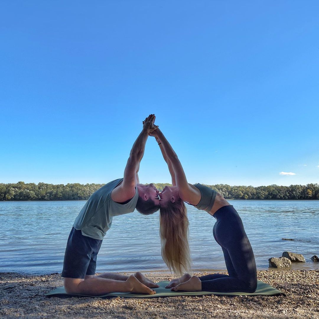 Il benessere e sulla cura di sé passa anche dalla pratica dello yoga (Instagram)