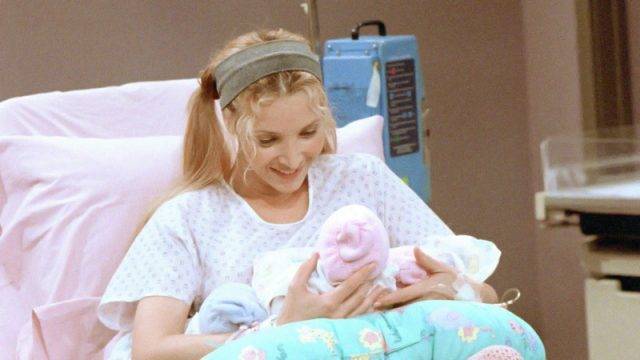 Nella serie tv "Friends", Phoebe (Lisa Kudrow) fa da madre surrogata dei tre gemelli del suo fratellastro