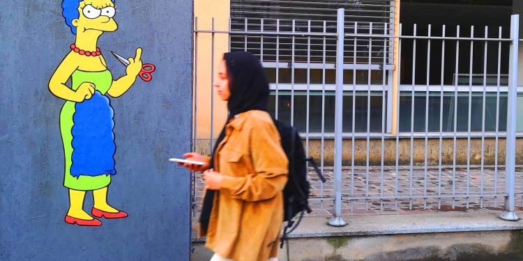 Nuova incursione dello street artist aleXsandro Palombo questa mattina davanti al Consolato Generale della Repubblica Islamica dell’Iran a Milano, dove è riapparsa Marge Simpson nella nuova opera intitolata “The Cut 2”