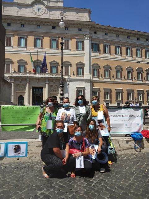 La protesta del collettivo spontaneo Comma 255 rispetto all'impiego delle risorse destinate ai caregiver familiari da parte dell'amministrazione regionale del Lazio
