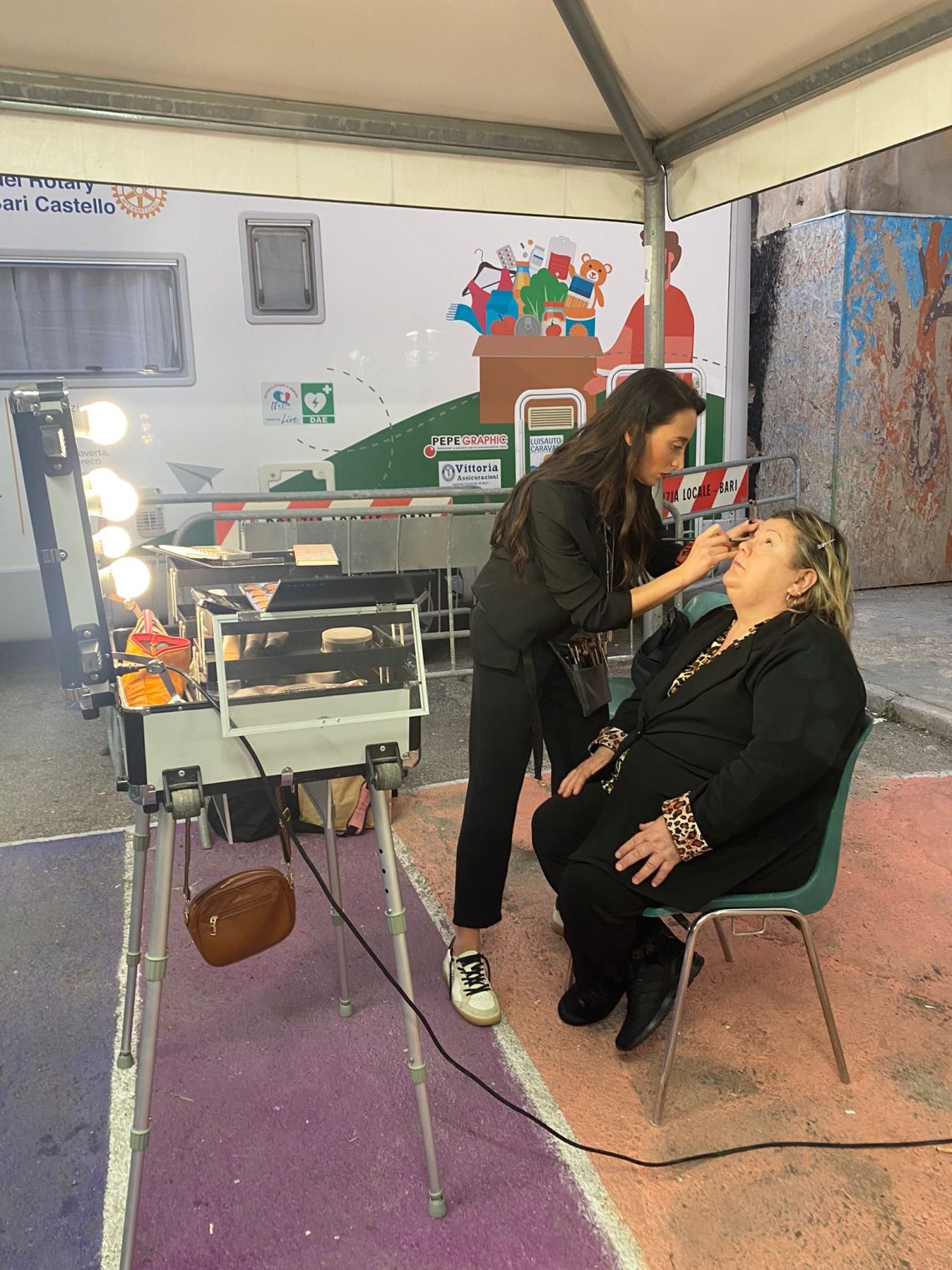 Irene Scaringi, la make-up artist pugliese che ha avviato il progetto dedicato alle senzatetto: "Vedersi con un aspetto perduto da anni, con la piega fatta e il rossetto, le ha fatte sentire diverse"