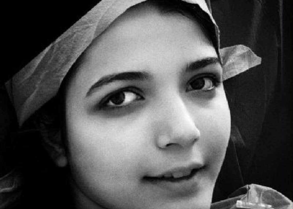 Una studentessa iraniana Asra Panahi, di 16 anni, è morta dopo un pestaggio da parte delle forze di sicurezza perché, assieme ad altre compagne di classe, si era rifiutata di cantare un inno dedicato alla Guida suprema dell’Iran, Ali Khamenei. Lo denuncia su telegram il Consiglio di Coordinamento del sindacato degli insegnanti iraniano secondo cui varie ragazze sono state trasferite in ospedale dopo il pestaggio, avvenuto in una scuola di Ardabil, nel nord ovest del Paese, dopo un raid da parte delle forze di sicurezza che le hanno costrette a intonare una lode a Khamenei. Una studentessa iraniana sarebbe stata picchiata a morte in classe per essersi rifiutata di cantare un inno a favore della Repubblica islamica. Lo ha denunciato su Telegram il Consiglio di coordinamento dei sindacati degli insegnanti in Iran, secondo cui la vittima, la 16enne Asra Panahi, sarebbe stata picchiata insieme a diverse compagne di classe dalle forze di sicurezza durante un blitz effettuato il 13 ottobre al liceo femminile ‘Shahed’ di Ardabil, nel nord-ovest dell’Iran, mentre non si placano le proteste antigovernative a livello nazionale scatenate dalla morte di Mahsa Amini. Secondo la fonte, diverse ragazze sono state ricoverate in ospedale a seguito del blitz e un certo numero sono state arrestate. Asra sarebbe morta per le ferite riportate. Le autorità iraniane hanno negato ogni responsabilità e successivamente un uomo, identificato come lo zio della 16enne, è apparso sulla tv di Stato affermando che la nipote sarebbe morta per una patologia cardiaca congenita. Per l’ong con sede a Oslo Iran Human Rights finora sono 215, tra cui 27 minorenni, le persone morte nella brutale repressione delle proteste da parte delle forze di sicurezza. Asra Panahi, di 16 anni, morta dopo un pestaggio da parte delle forze di sicurezza perché, assieme ad altre compagne di classe, si era rifiutata di cantare un inno dedicato alla Guida suprema dell’Iran, Ali Khamenei Asra e le sue compagne di classe non avevano nessuna intenzione di intonare un inno in onore della Guida Suprema dell’Iran, il grande ayatollah Ali Khamenei. Indispettiti dal rifiuto, gli agenti delle forze di sicurezza le hanno picchiate selvaggiamente. Alcune studentesse del liceo “Shahed” di Ardabil, una città del Nord-Ovest vicina al mar Caspio, sono finite in ospedale, altre in carcere. Asra Panahi, 16 anni, è morta un giorno dopo, il 14 ottobre, per le ferite subite nell’inatteso e impari scontro. La notizia è emersa grazie al Consiglio di coordinamento dei docenti iraniani, un sindacato dei professori che ha denunciato più volte l’arresto di suoi aderenti durante le proteste di massa innescate dal fermo e dalla tragica fine di Mahsa Amini, la donna curda di 22 anni che secondo la “polizia per la prevenzione del vizio e per la diffusione della virtù” indossava il velo lasciando parzialmente scoperti i capelli. Naturalmente le autorità della teocrazia respingono ogni responsabilità. Per il prossimo fine settimana sono previste altre manifestazioni. Seguendo un copione ormai consolidato, un uomo identificato come lo zio di Asra è apparso sui canali televisivi di Stato e ha dichiarato che la nipote è stata stroncata da un difetto cardiaco congenito. Esattamente come accadde per Mahsa Amini, arrestata a Teheran il 13 settembre. Nei giorni scorsi le autorità hanno ordinato raid e incursioni nelle scuole di tutto il Paese. Molti studenti sono stati fermati e caricati su auto in sosta vicino alle loro aule. In diverse occasioni i poliziotti hanno sparato gas lacrimogeni. Il sindacato dei docenti ha condannato le «brutali e disumane incursioni» e ha chiesto le dimissioni del ministro dell’istruzione Yousef Nouri. Una studentessa di 19 anni, che il quotidiano britannico The Guardian identifica come Nergis, avvertendo però che è un nome di fantasia, sostiene che la morte di Asra Panahi, di Nika Shahkarami, 17 anni, e di Sarina Esmailzadeh, 16 anni, tutte finite per loro sventura nelle grinfie delle forze di sicurezza, motiva lei e i suoi coetanei a non mollare. Nergis è stata colpita alle gambe e alla schiena con proiettili di gomma, ma non demorderà. «L’intera nazione – spiega – si è svegliata e si riconosce in una causa comune. Non è questione solo della fine di Asra Panahi. La Repubblica Islamica sta uccidendo la nostra gente da quaranta anni, ma nessuno sentiva le nostre voci. Facciamo sapere al mondo che questa non è più solo una protesta, ma che ci battiamo per una rivoluzione. Ora che tutti ci state ascoltando non ci fermeremo». «Adesso – insiste e precisa – sappiamo quello che prima ci sfuggiva e cioè che siamo tutti uniti, compresa la gente del Balucistan e delle regioni curde. Il mondo ha conosciuto i casi di Nika, di Sarina e di Asra, ma ci sono anche altre vicende di adolescenti dei quali non si è mai parlato».