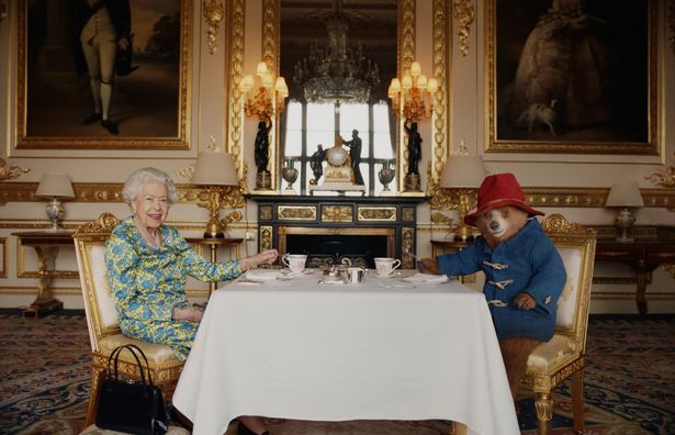 La Regina Elisabetta con l'orsetto Paddington
