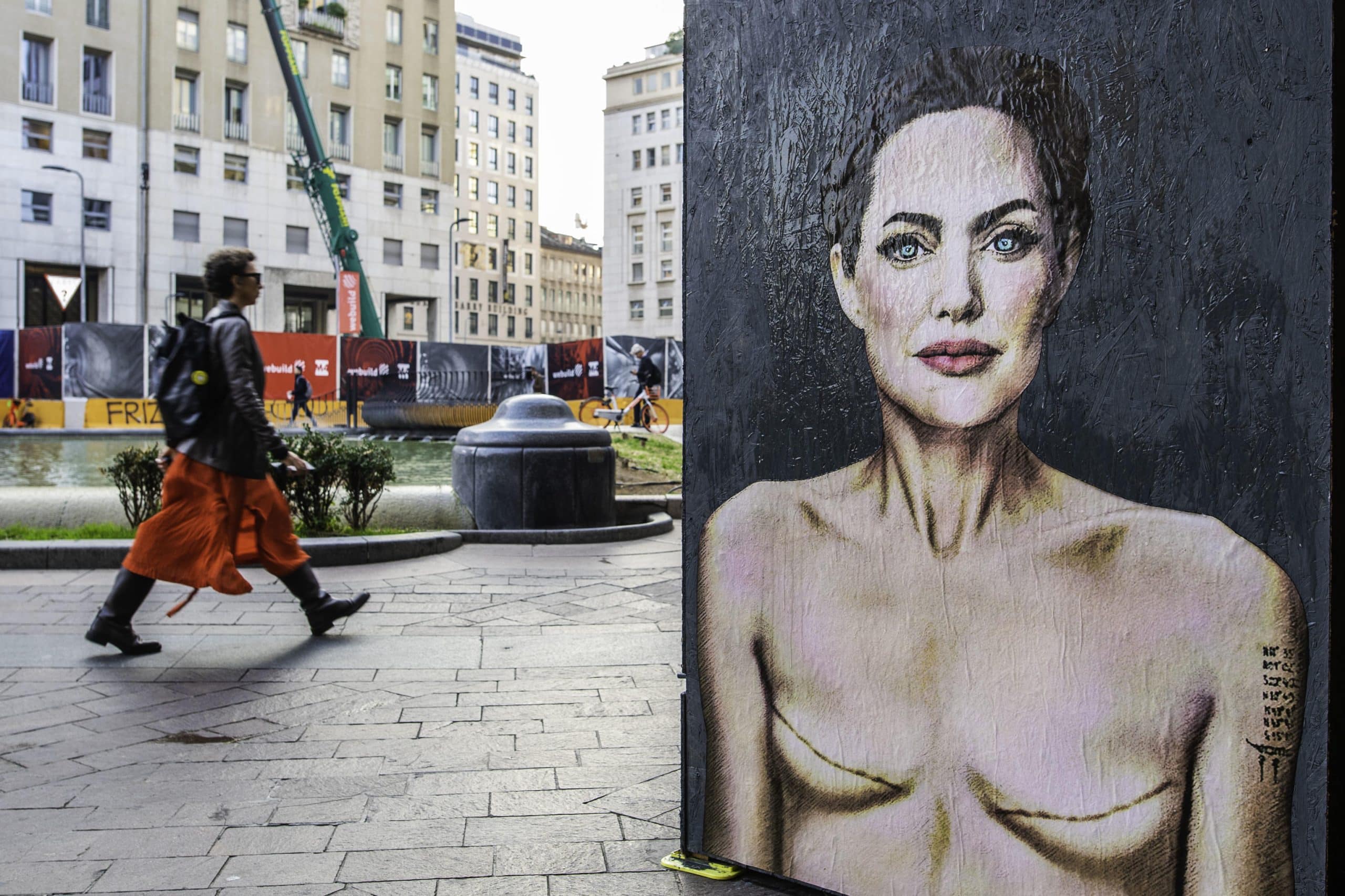 Un ritratto di Angelina Jolie con i segni della mastectomia è apparsoin piazza San Babila, nel cuore di Milano: è ‘Love Yourself’ il nuovo street artwork di aleXsandro Palombo