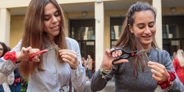 Avvocati e personale del Tribunale di Pisa si tagliano una ciocca di capelli in solidarietà delle donne iraniane (Foto Enrico Mattia Del Punta)
