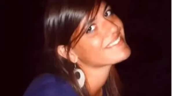 Martina Rossi morì a 20 anni, il 3 agosto 2011, precipitando dalla terrazza di una camera d’albergo, a Palma di Maiorca (Spagna), volendo sfuggire ai due che alloggiavano nella stessa struttura