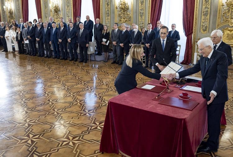 La presidente del Consiglio Giorgia Meloni giura nelle mani di Mattarella