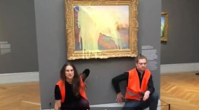 Purè di patate contro un quadro di Monet (foto da Twitter)