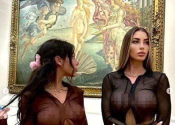 Le due influencer semi nude davanti alla Venere di Botticelli agli Uffizi