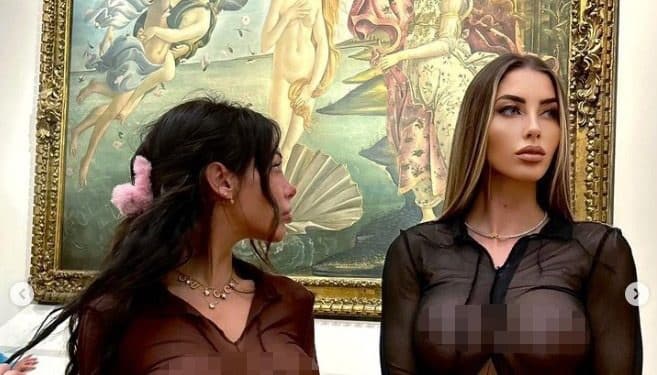 Le due influencer semi nude davanti alla Venere di Botticelli agli Uffizi