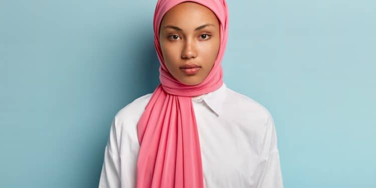 Una donna musulmana indossa il velo islamico