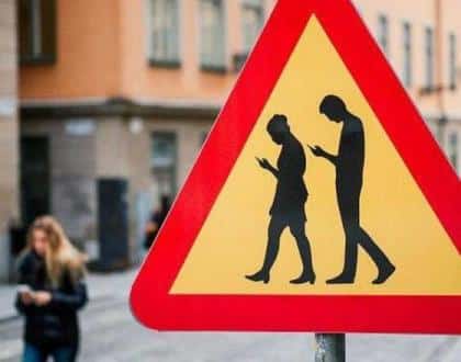Smombie, ‘zombie con lo smartphone’, entra nella Treccani: decrive chi per strada non alza lo sguardo dal cellulare