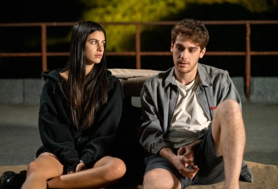 Fotinì Peluso e Federico Cesari nella serie Tutto chiede salvezza, su Netflix