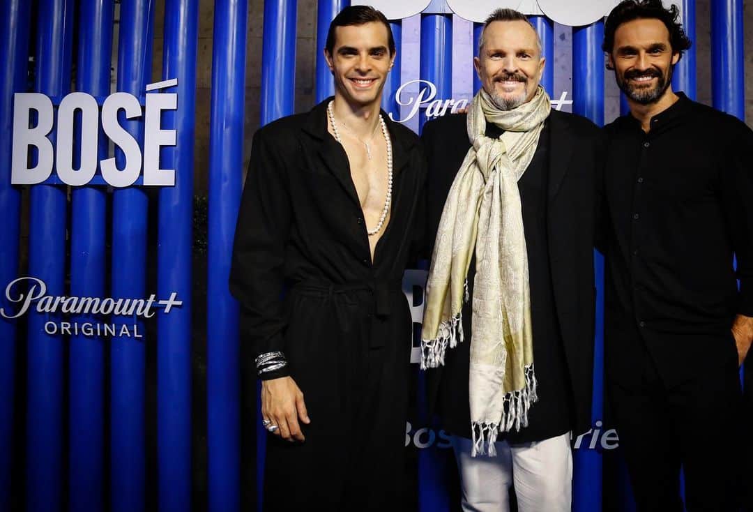 Bosé con gli attori José Pastor e Iván Sánchez che nella serie interpretano proprio l'artista in momenti diversi della vita (Instagram)
