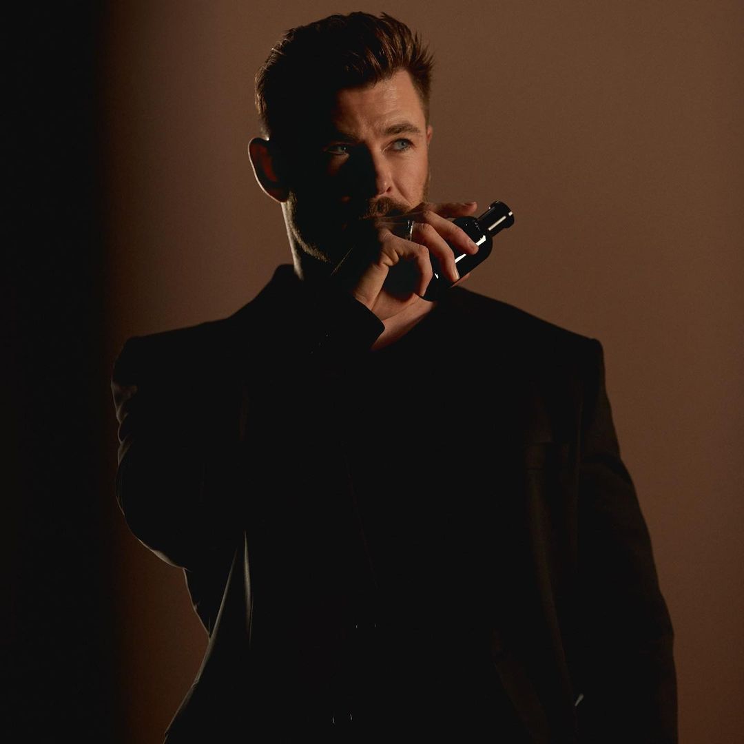 Chris Hemsworth nella pubblicità di un noto profumo (Instagram)