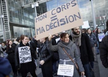 La Francia potrebbe essere il primo Paese al mondo a fissare il diritto all'aborto in Costituzione