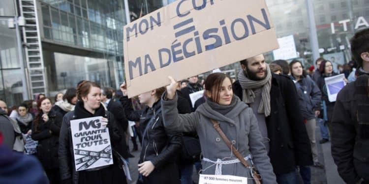 La Francia potrebbe essere il primo Paese al mondo a fissare il diritto all'aborto in Costituzione