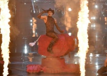 Achille Lauro durante l'Eurovision Song Contest 2022 con il brano “Stripper”