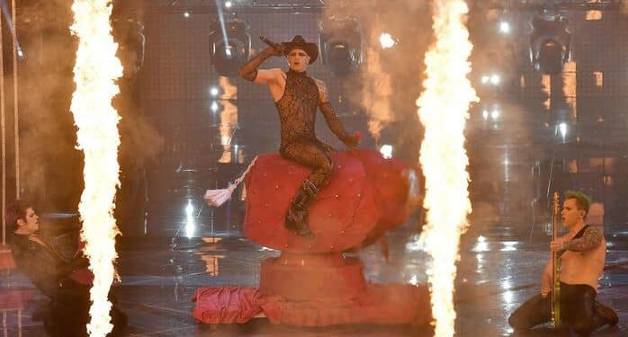 Achille Lauro durante l'Eurovision Song Contest 2022 con il brano “Stripper”