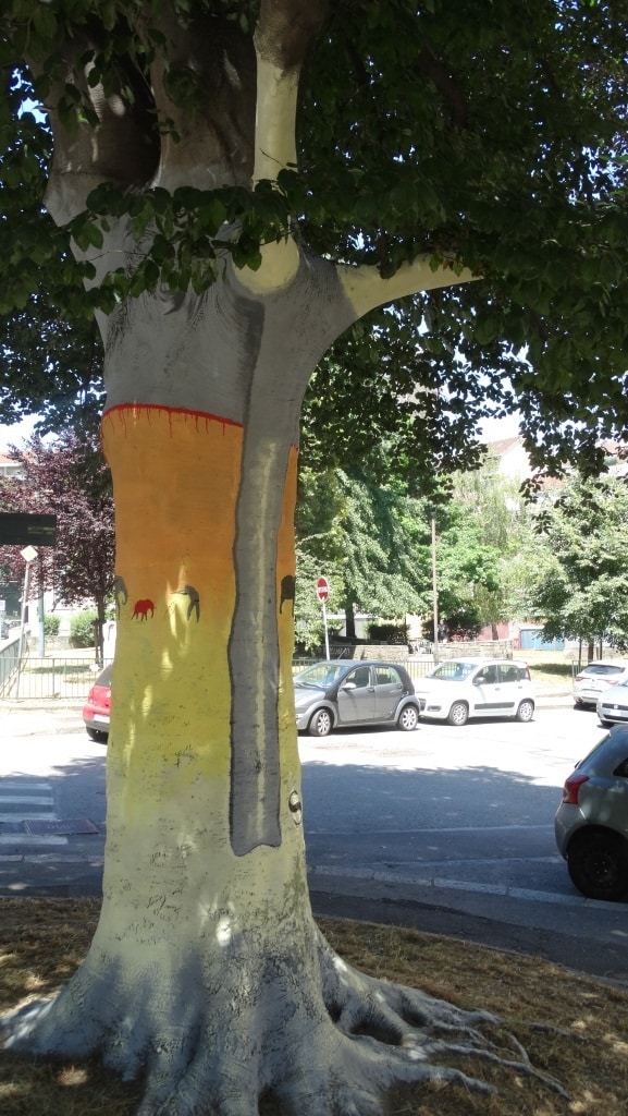 Uno degli alberi dipinti dall'artista Osvaldo Neirotti 