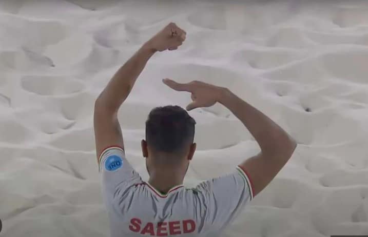 Dopo il gol, Saeed Piramoun esulta mimando il taglio di una ciocca di capelli nella sfida contro il Brasile (Instagram)