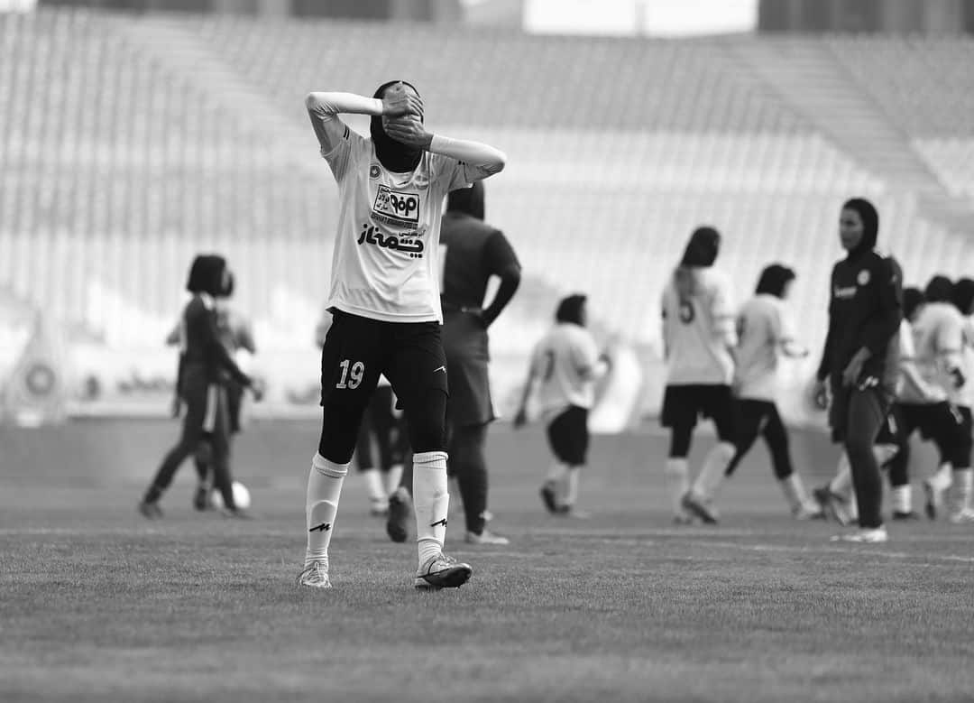 La calciatrice Fatemeh Adeli, dopo un gol si è rivolta verso il pubblico mettendo una mano sugli occhi e l'altra sulla bocca (Instagram)