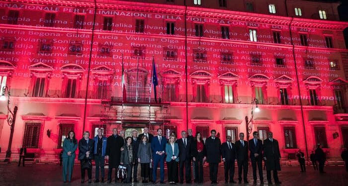 Palazzo Chigi illuminato di rosso per dire no alla violenza di genere (Ansa)