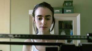 Una scena del film "Fino all'osso" che parla di una ragazza di 20 anni affetta da anoressia nervosa