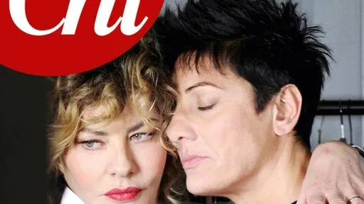 La copertina del settimanale 'Chi' con Eva Grimaldi e Imma Battaglia (Ansa)