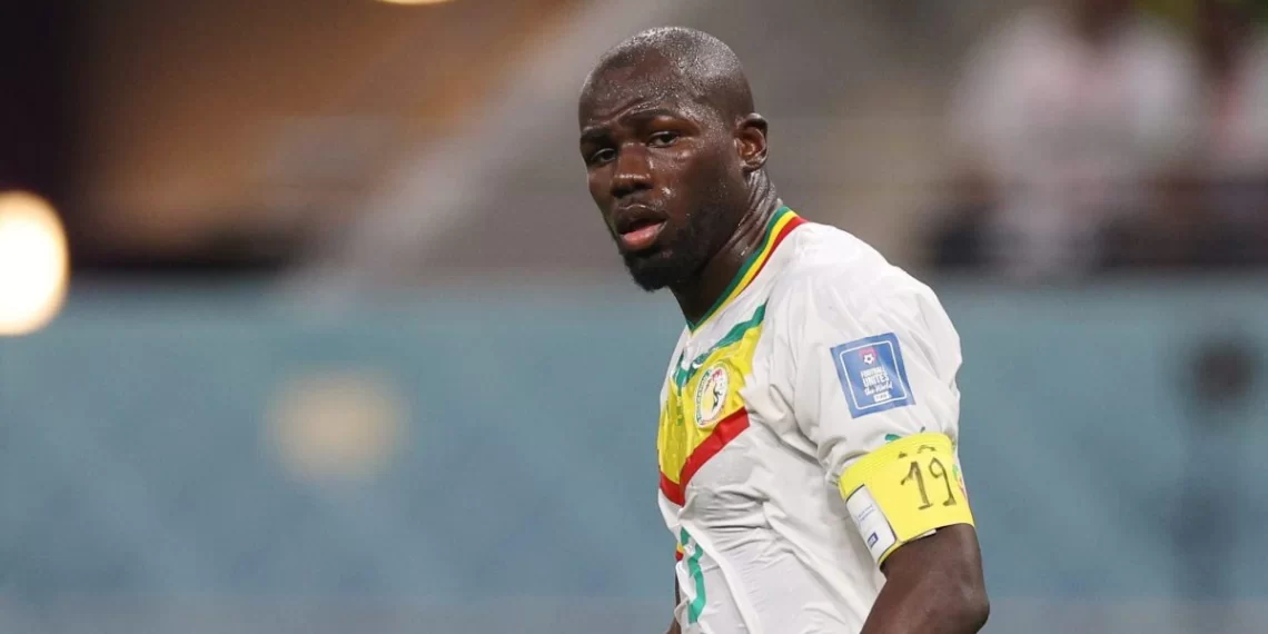 Koulibaly indossa la fascia da capitano con scritto il numero 19, in omaggio al campione scomparso Bouba Diop
