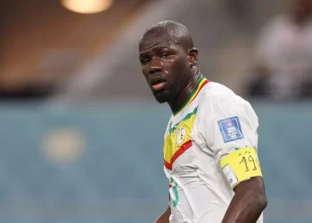 Koulibaly indossa la fascia da capitano con scritto il numero 19, in omaggio al campione scomparso Bouba Diop