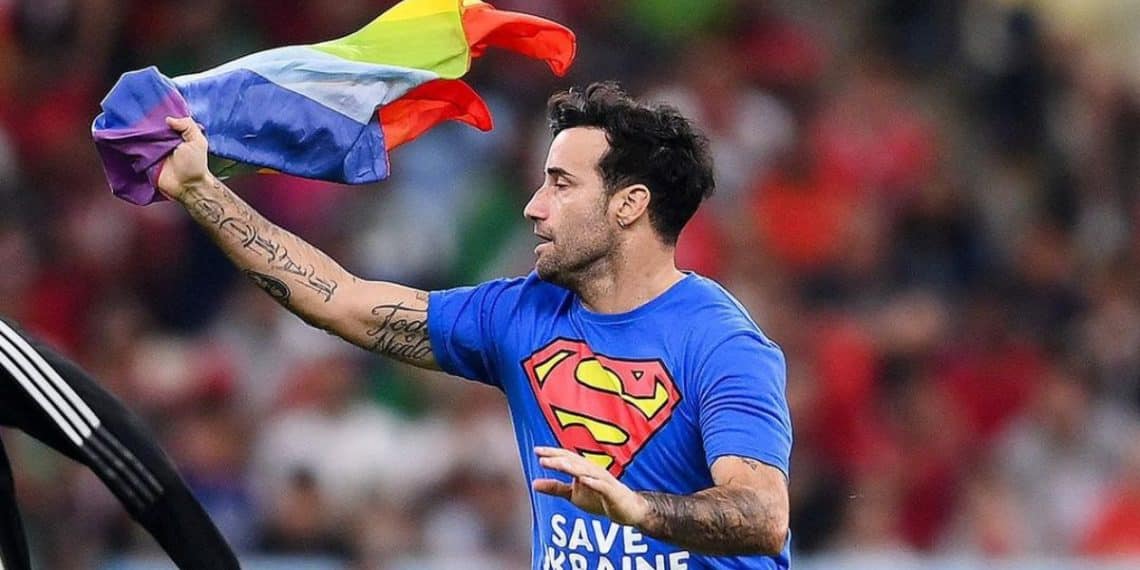 Mario Ferri, conosciuto come Falco o Superman, invade il campo di Portogallo-Uruguay ai Mondiali in Qatar, con una bandiera arcobaleno