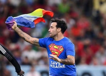 Mario Ferri, conosciuto come Falco o Superman, invade il campo di Portogallo-Uruguay ai Mondiali in Qatar, con una bandiera arcobaleno