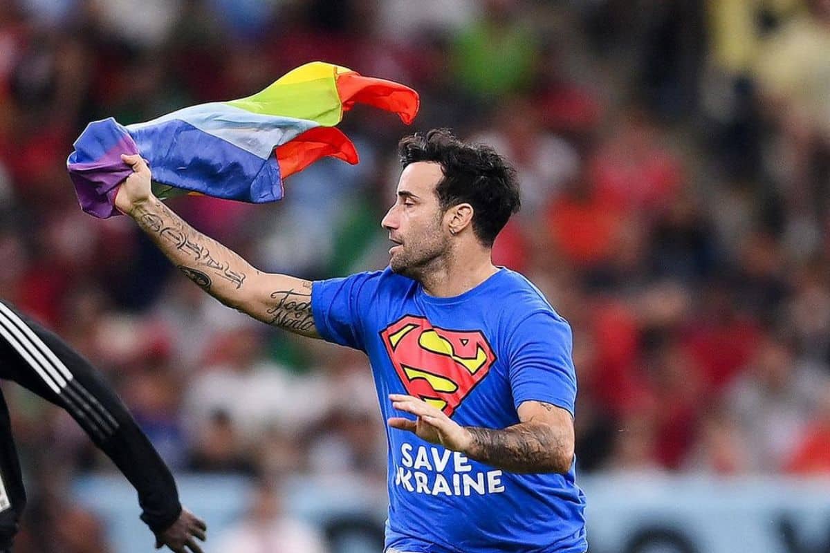 Mondiali 2022: invasione di campo con la bandiera arcobaleno durante Portogallo Uruguay