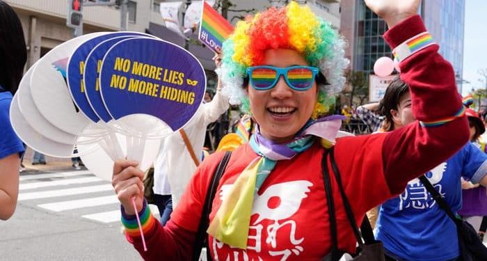 Il Giappone è il paese dove gli intervistati hanno meno probabilità di identificare come gay o lesbiche (meno dell'1%) e come bisessuali (1%)