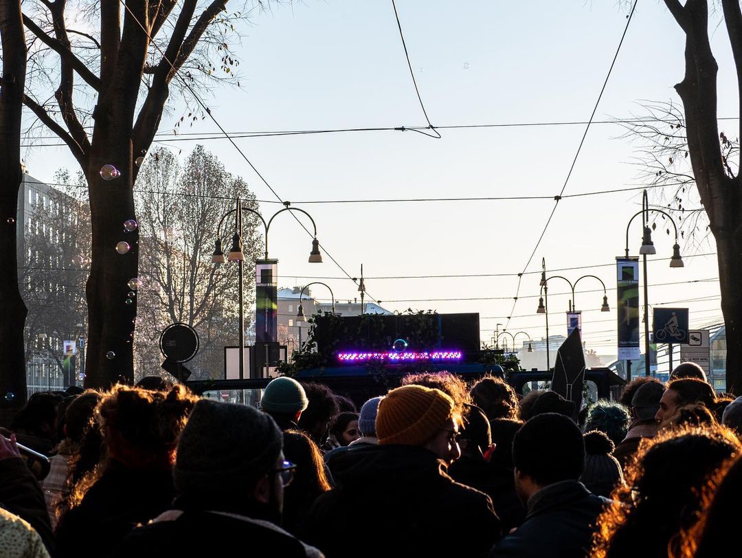A Torino la street parade per dire no al decreto legge che vieta i rave party (Instagram)