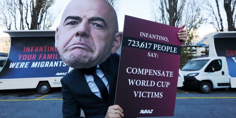 Il cartello contro Gianni Infantino per risarcire le famiglie dei lavoratori migranti morti in Qatar