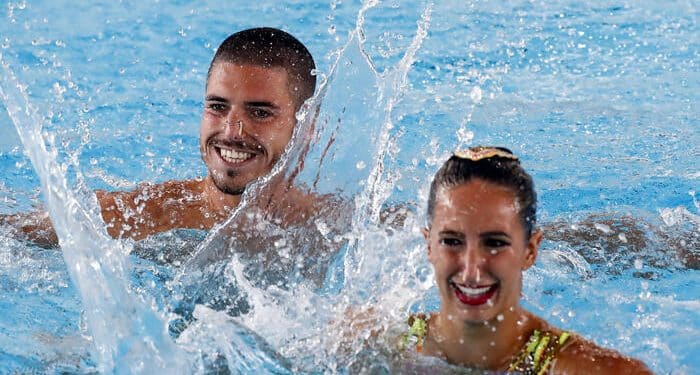 Anche gli uomini potranno partecipare alle gare di nuoto sincronizzato a partire dalle prossime Olimpiadi, Parigi 2024 (Ansa)