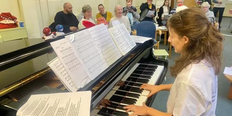 Becky Chevis accompagna il Gloucester Dementia Choir al pianoforte