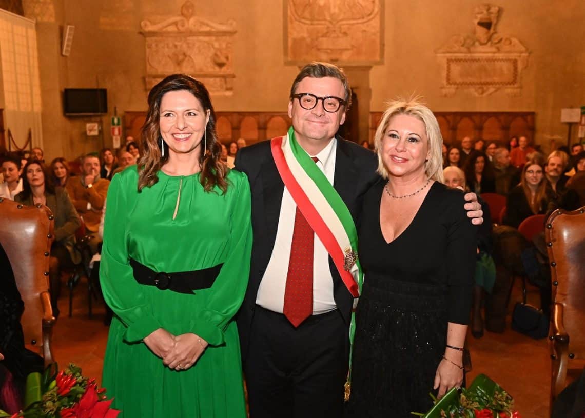 Il leader di Azione Carlo Calenda ha celebrato a Pistoia il matrimonio dell’ex senatrice Barbara Masini (a destra) con la compagna Pamela Kustermann, nipote della celebre attrice Manuela